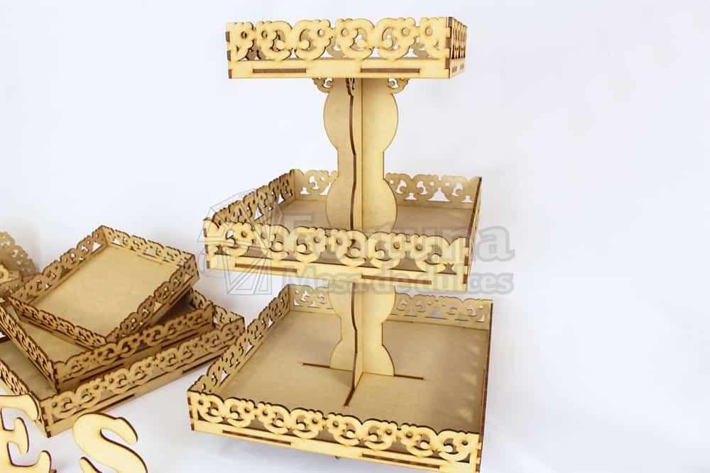 Base floral de tres niveles para decorar tu mesa de postres en tu boda.