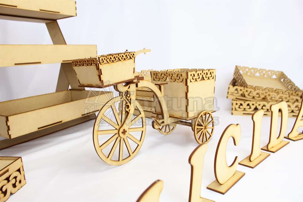 Bonito triciclo con sus partes móviles bonito para la mesa de dulces en tu boda.